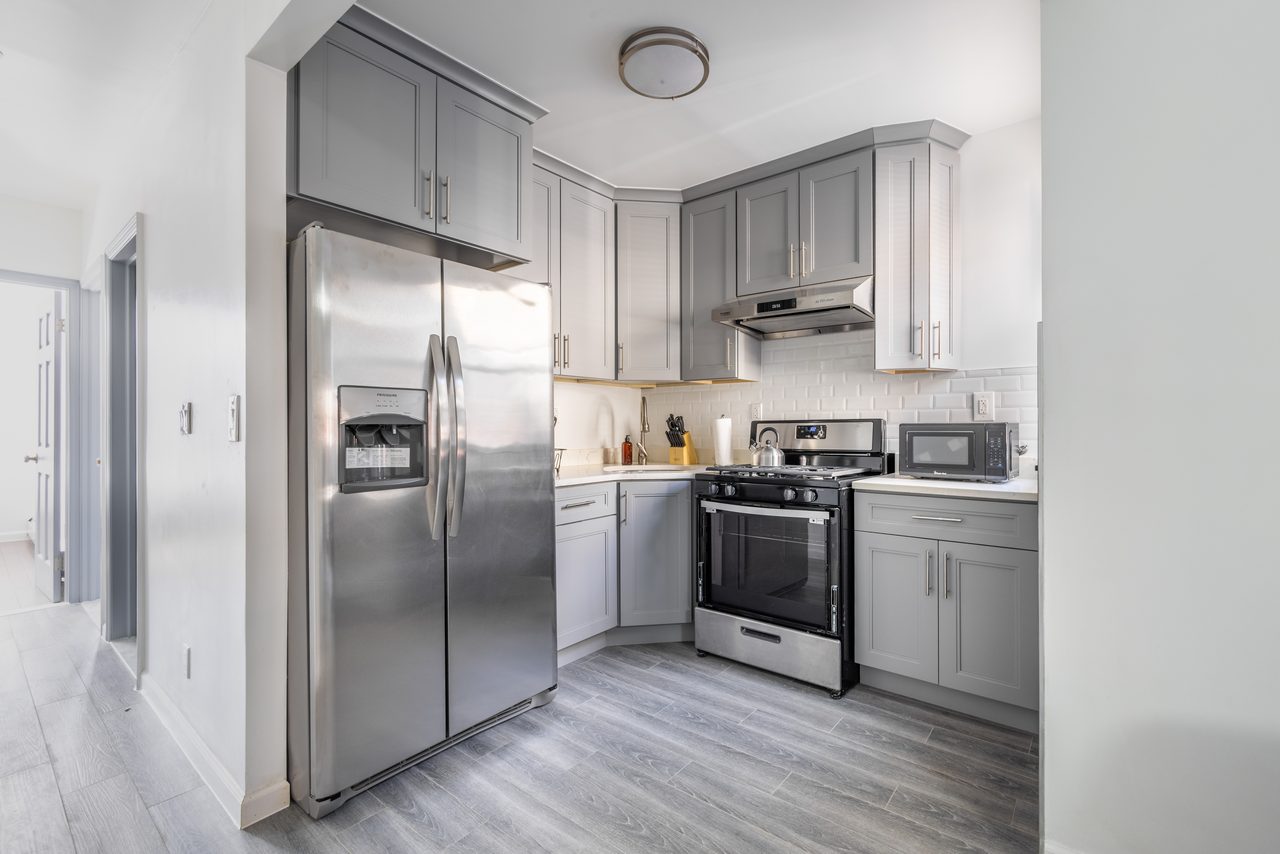  #978: Astoria - Queen Bedroom B  -  #978: Astoria  - Gallery -  7