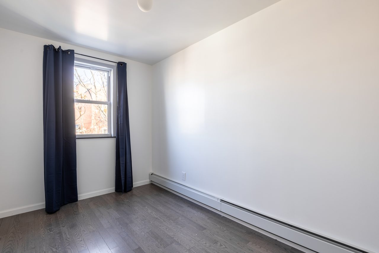 #978: Astoria - Queen Bedroom B - #978: Astoria - Gallery - 2