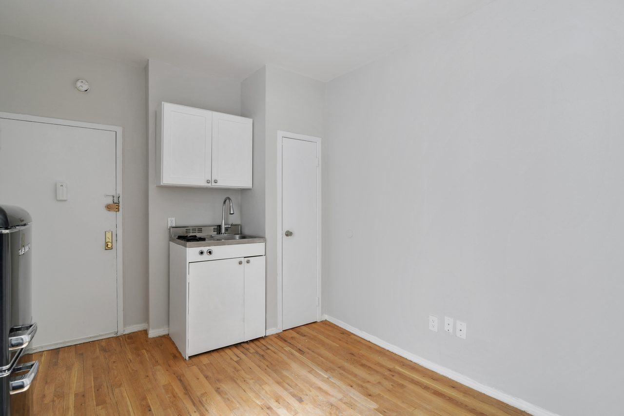 #907: Columbus Circle - Studio (Full) - #907: Columbus Circle - Gallery - 2