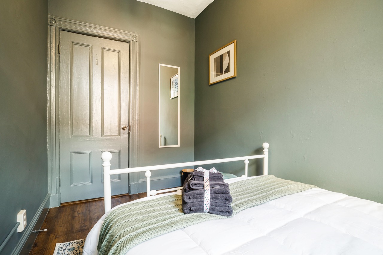 #138: Hell's Kitchen - Full Bedroom 3E - #138: Hell's Kitchen - Gallery - 2