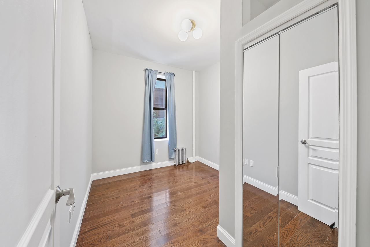  #596: Hamilton Heights - Queen Bedroom B  -  #596: Hamilton Heights  - Gallery -  9