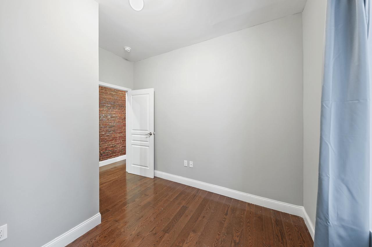  #596: Hamilton Heights - Queen Bedroom B  -  #596: Hamilton Heights  - Gallery -  2