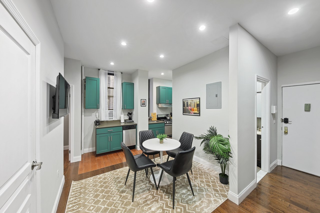  #596: Hamilton Heights - Queen Bedroom A  -  #596: Hamilton Heights  - Gallery -  5