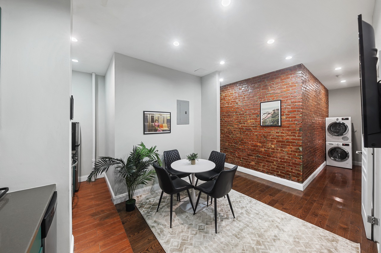  #596: Hamilton Heights - Queen Bedroom A  -  #596: Hamilton Heights  - Gallery -  6