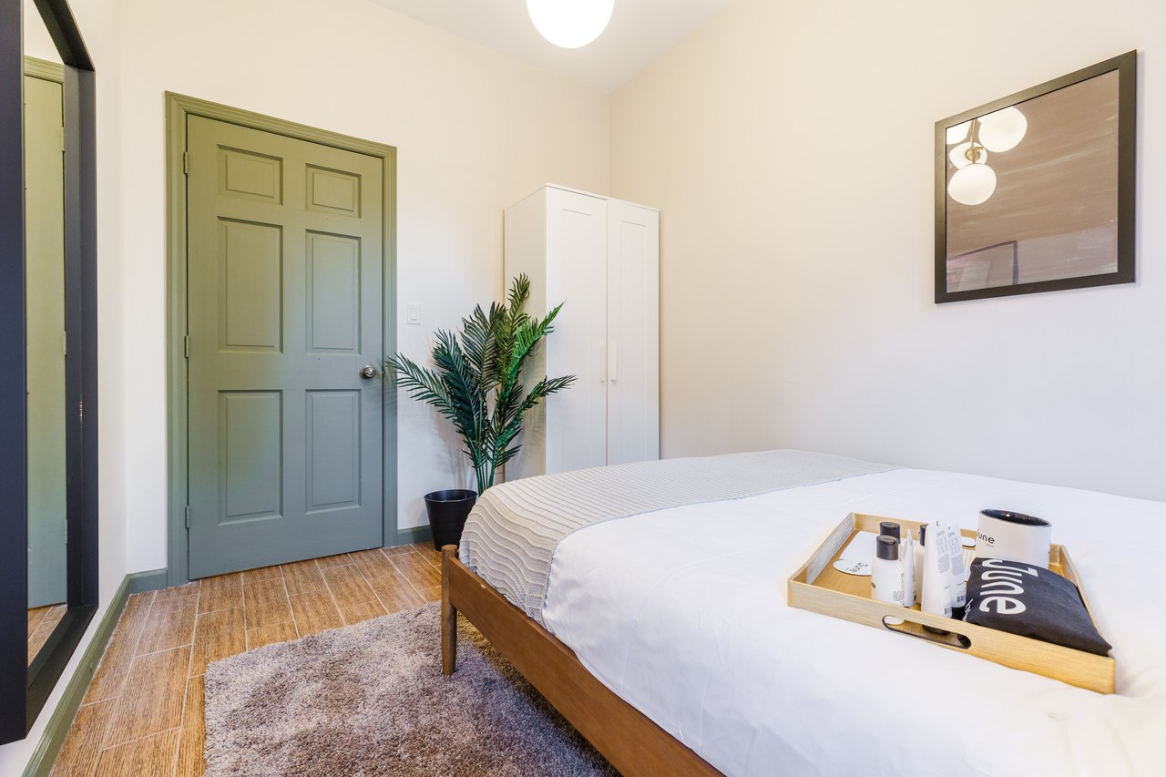  #264: Chinatown - Queen Bedroom B  -  #264: Chinatown  - Gallery -  8