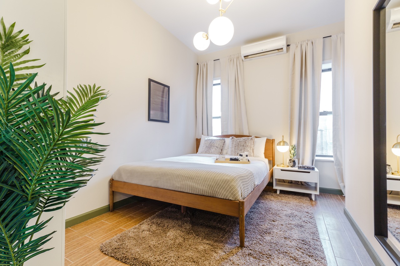  #264: Chinatown - Queen Bedroom B  -  #264: Chinatown  - Gallery -  9
