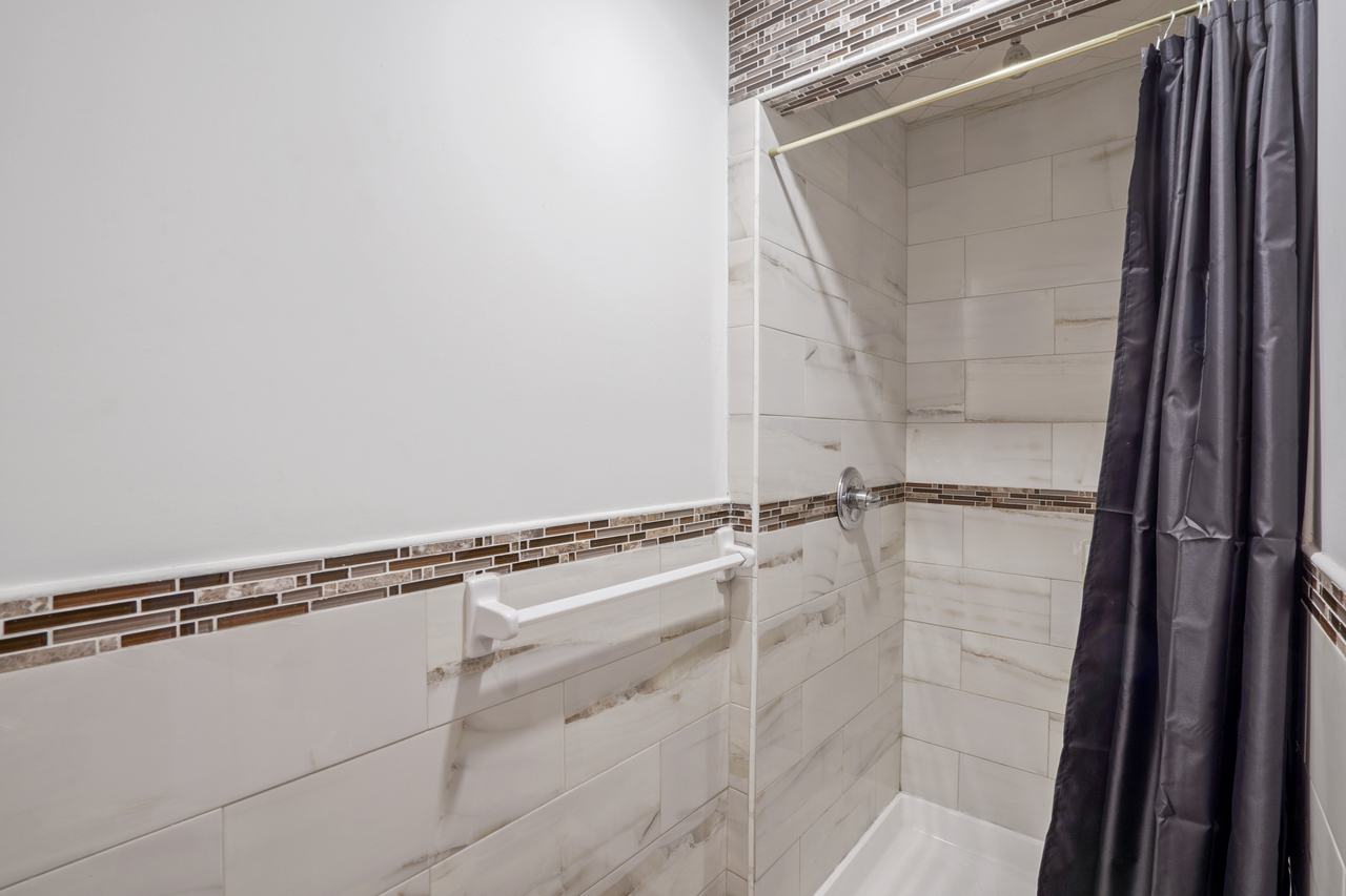  #403: East Village - Studio (Full)  -  #403: East Village  - Gallery -  6