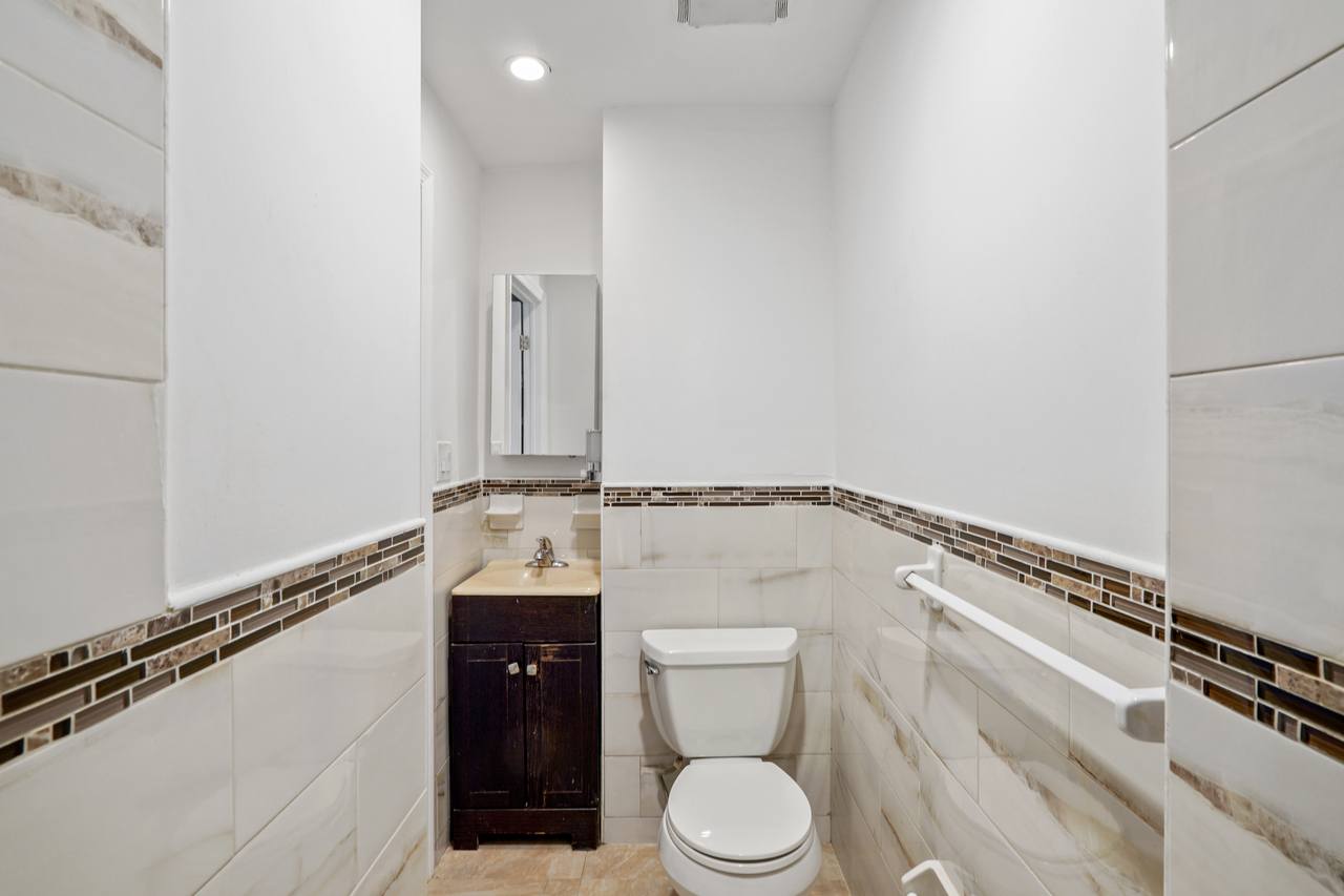  #403: East Village - Studio (Full)  -  #403: East Village  - Gallery -  7