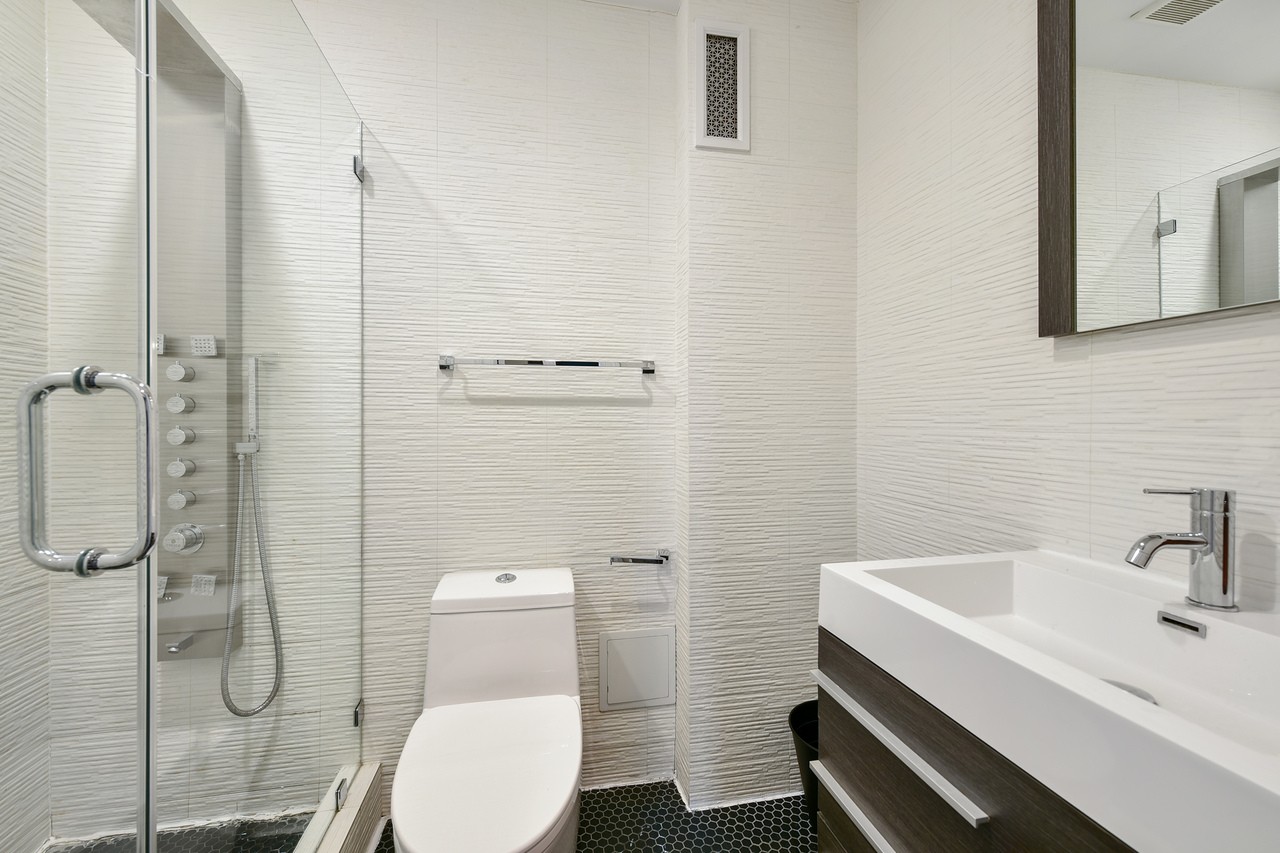 #559: East Village - Queen Bedroom C - 12