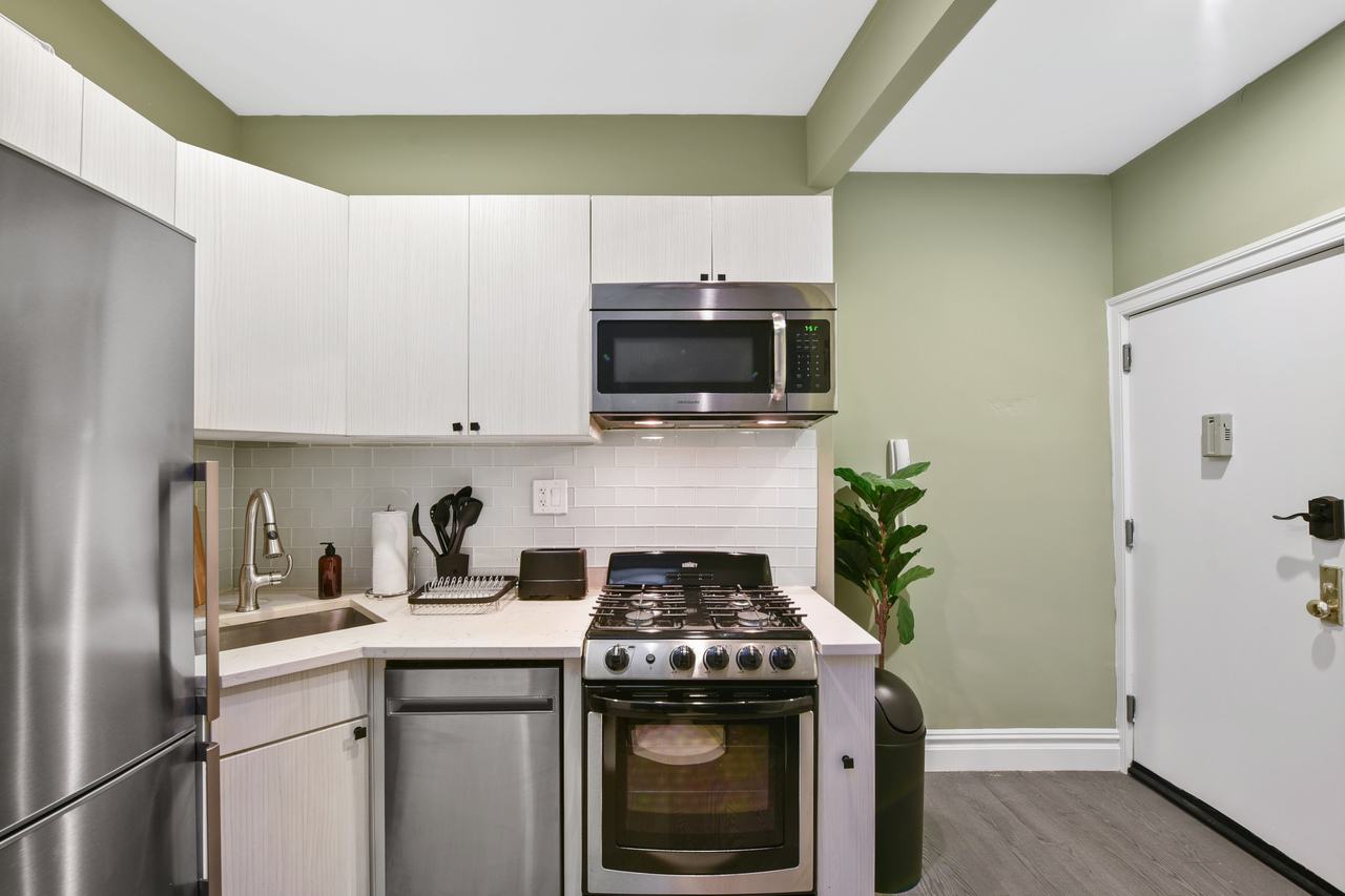  #559: East Village - Queen Bedroom B  -  #559: East Village  - Gallery -  2