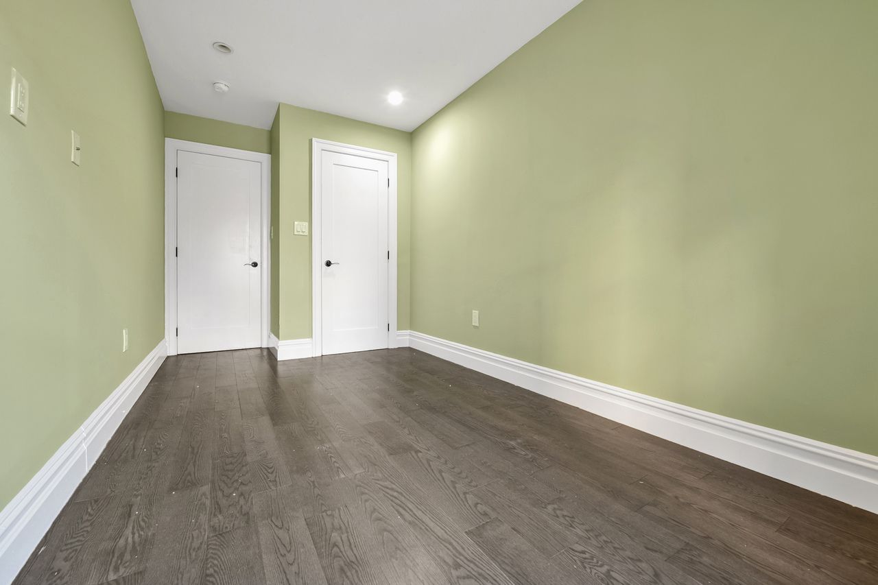 #559: East Village - Queen Bedroom B - 11