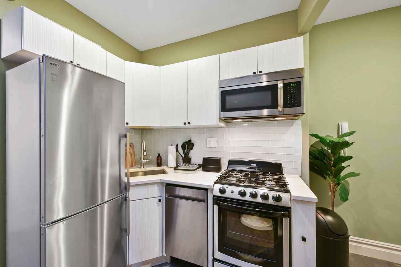  #559: East Village - Queen Bedroom B  -  #559: East Village  - Gallery -  17