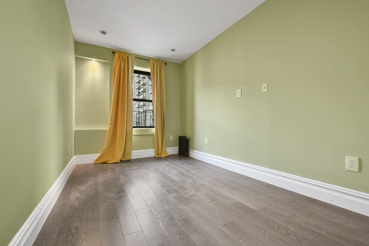 #559: East Village - Queen Bedroom B - 12