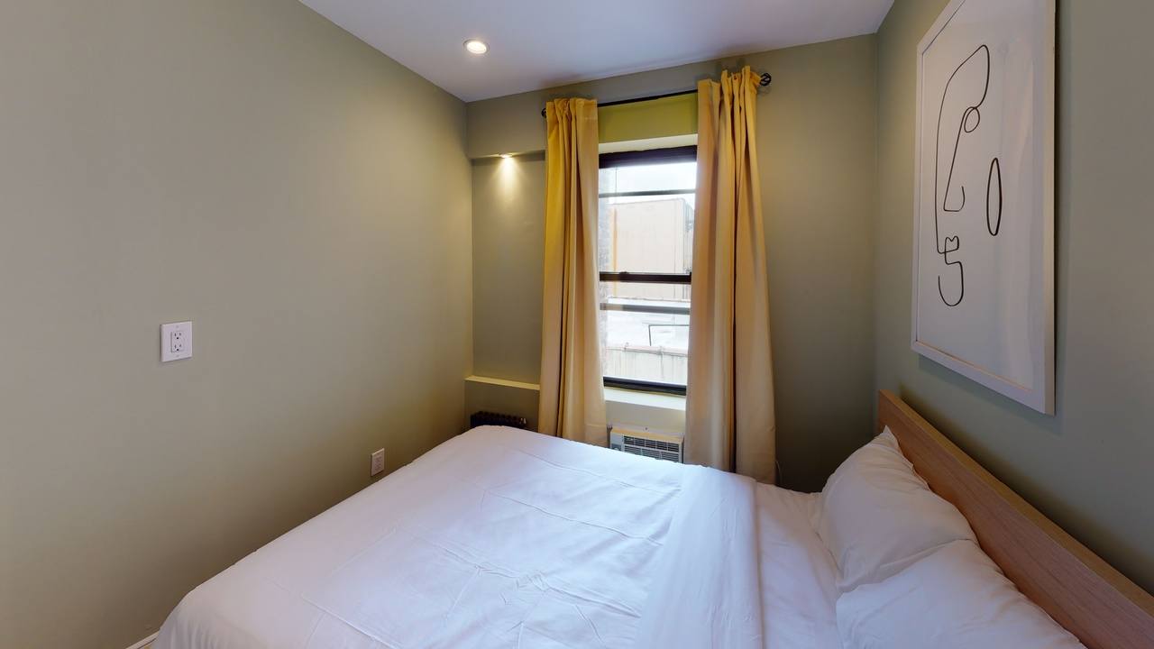 #559: East Village - Queen Bedroom A - 4