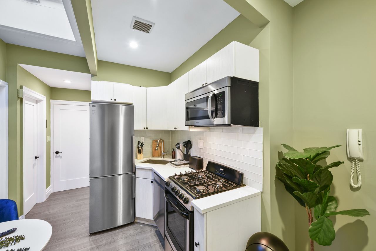 #559: East Village - Queen Bedroom A - #559: East Village - Gallery - 6