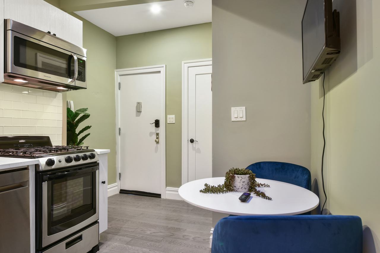 #559: East Village - Queen Bedroom A - #559: East Village - Gallery - 10