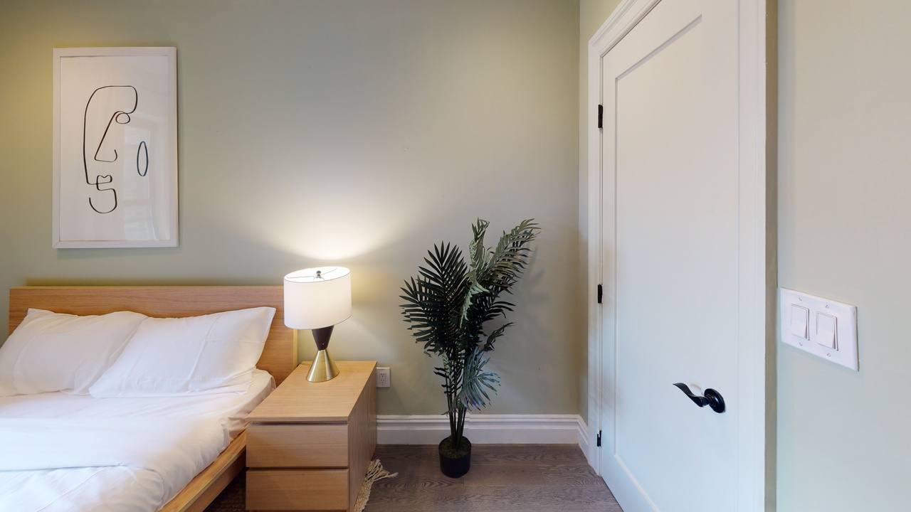 #559: East Village - Queen Bedroom A - 5