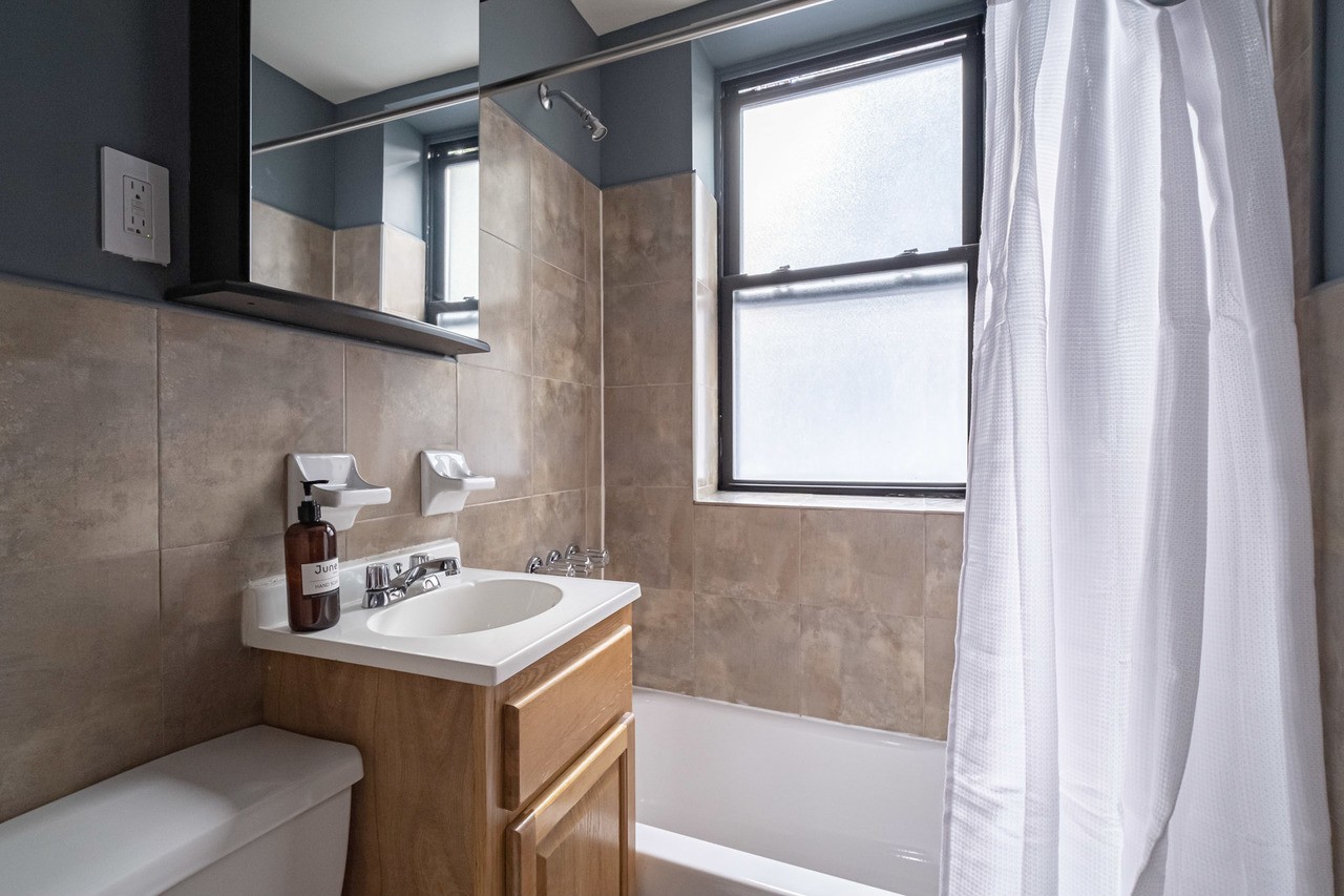 #252: Upper East Side - 1 Bedroom (Queen) - 6