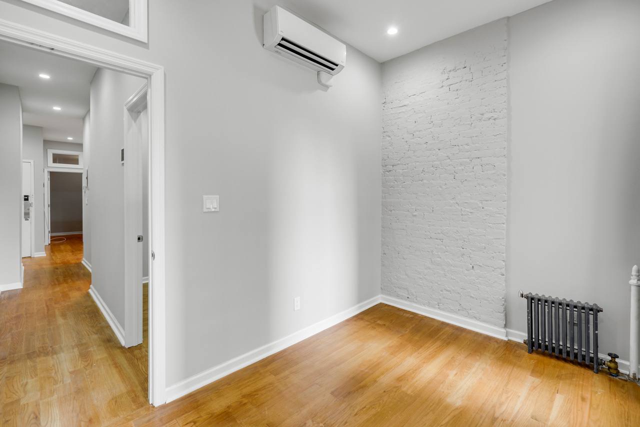 #480: Upper East Side - Queen Bedroom C - 5