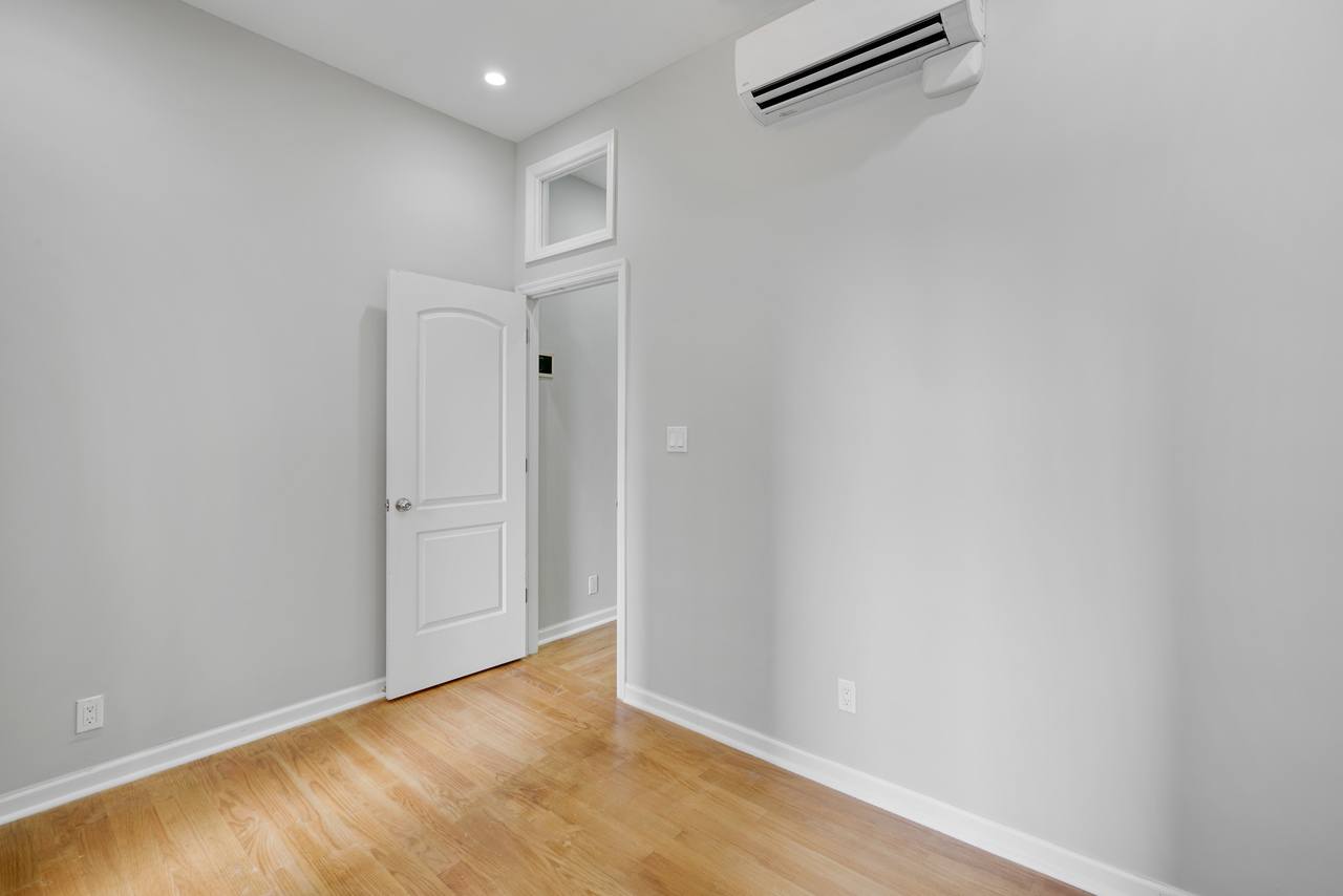 #480: Upper East Side - Queen Bedroom C - 1