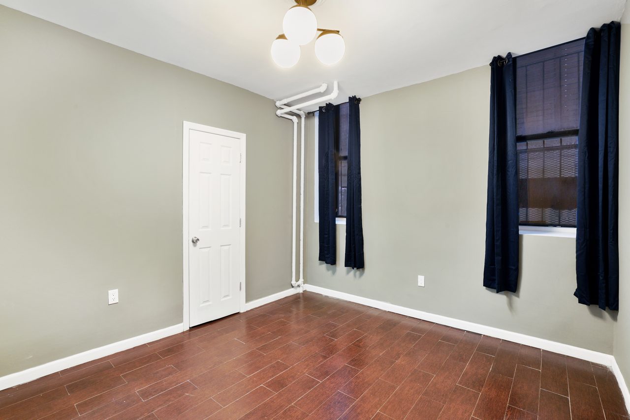 #889: West Harlem - Queen Bedroom A - #889: West Harlem - Gallery - 12