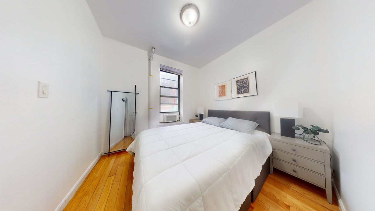 #1760: Chinatown - Queen Bedroom A - 7