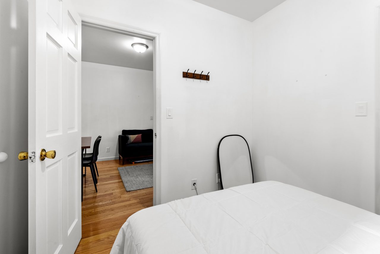 #1760: Chinatown - Queen Bedroom B - 12