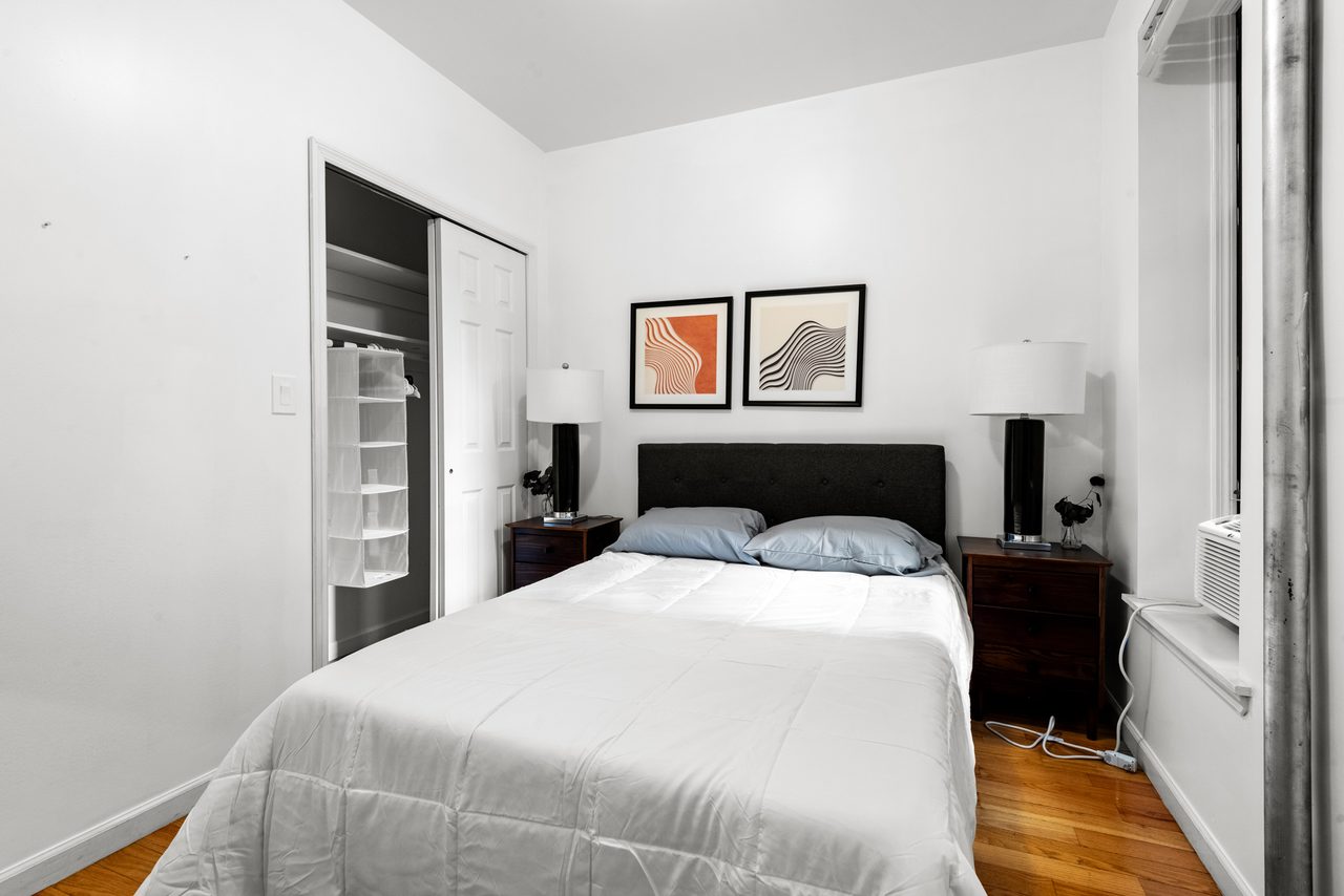 #1760: Chinatown - Queen Bedroom B - 1