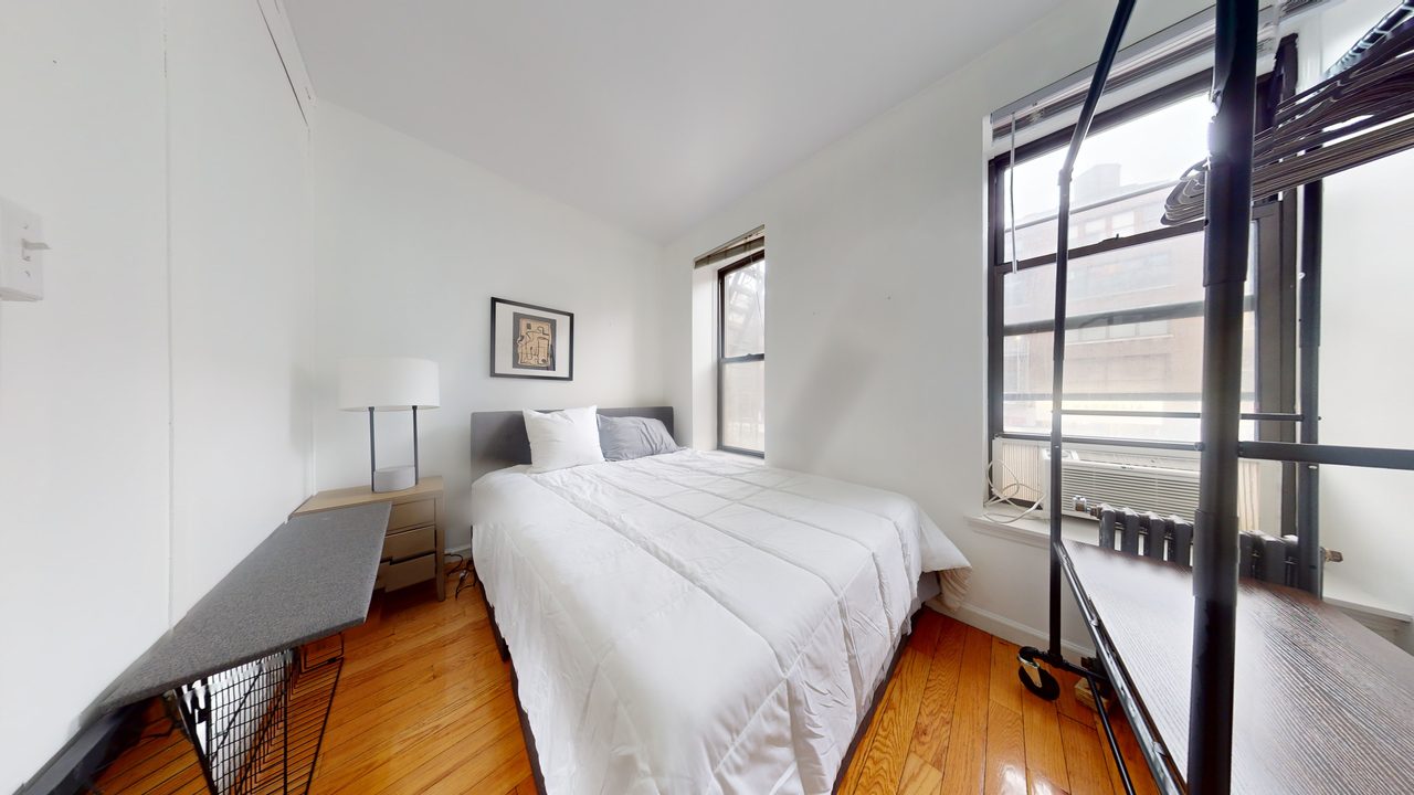 #1760: Chinatown - Queen Bedroom C - 12
