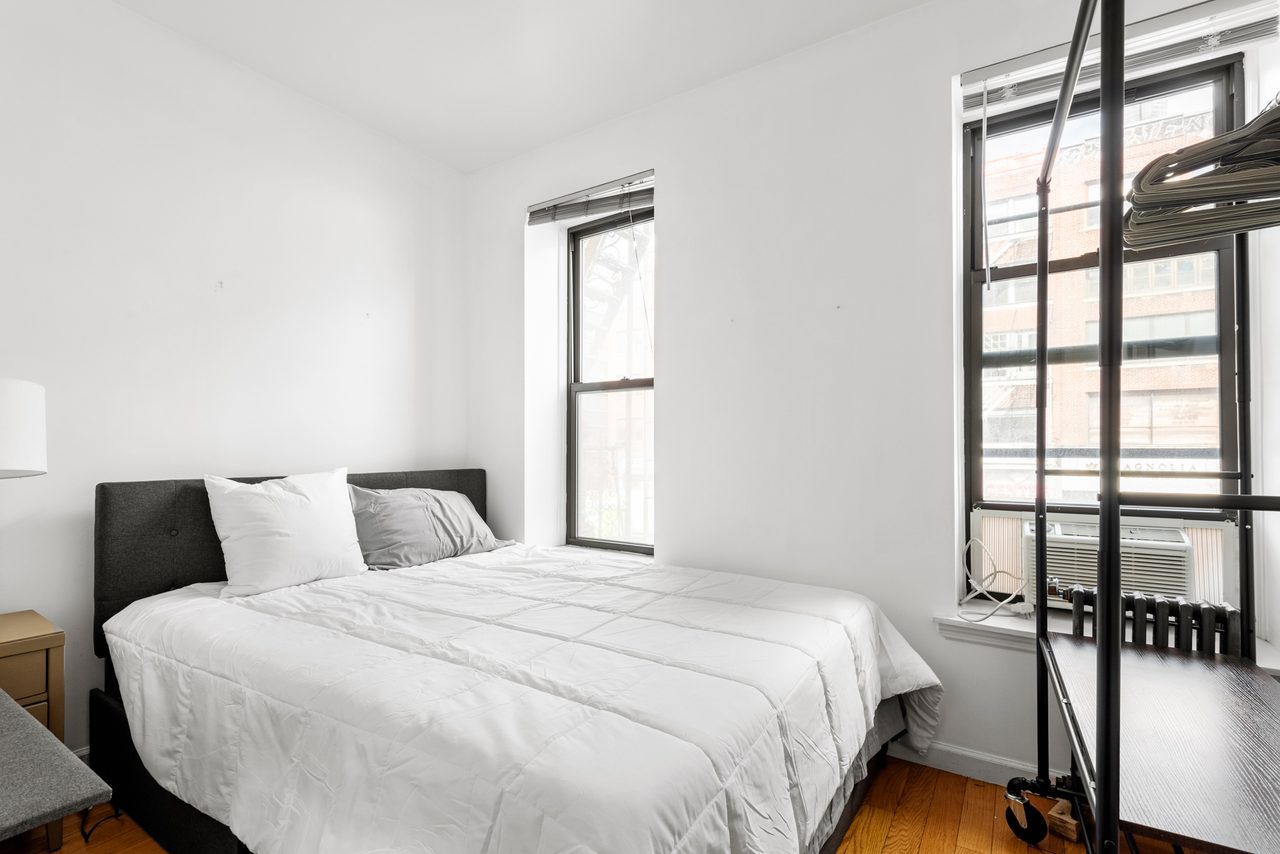 #1760: Chinatown - Queen Bedroom C - 2