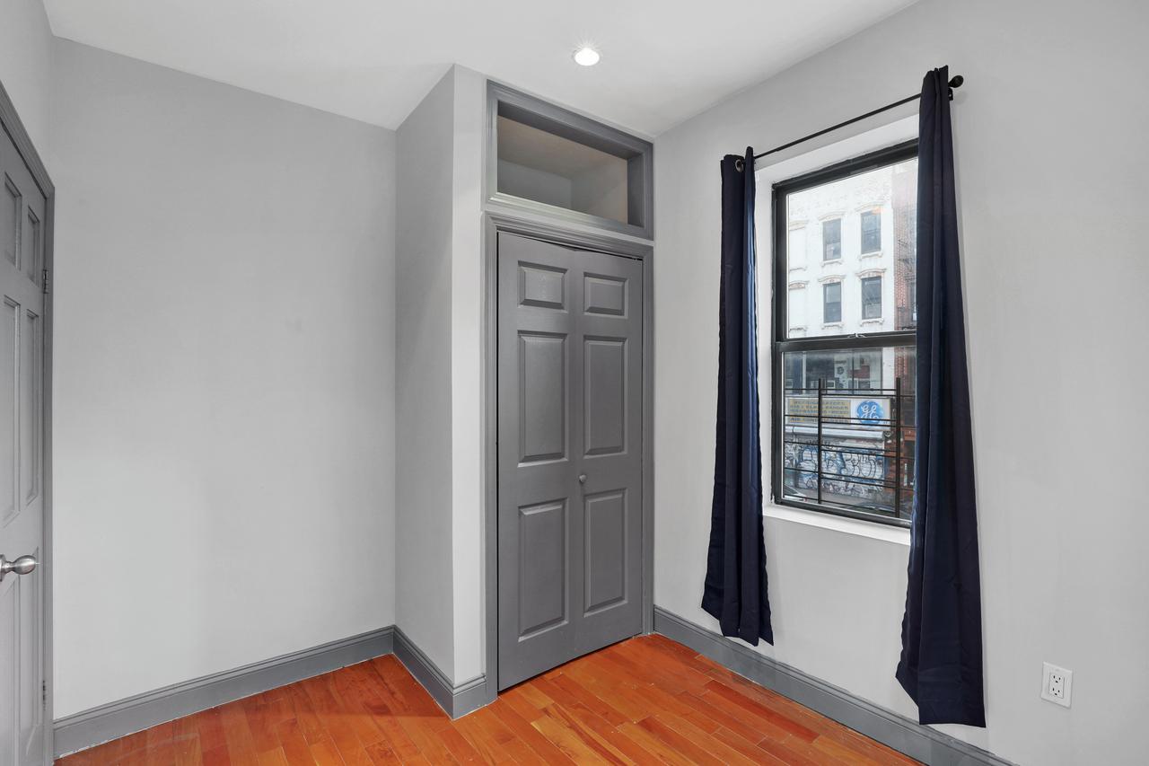 #554: East Village - 1 Bedroom (Queen) - 4