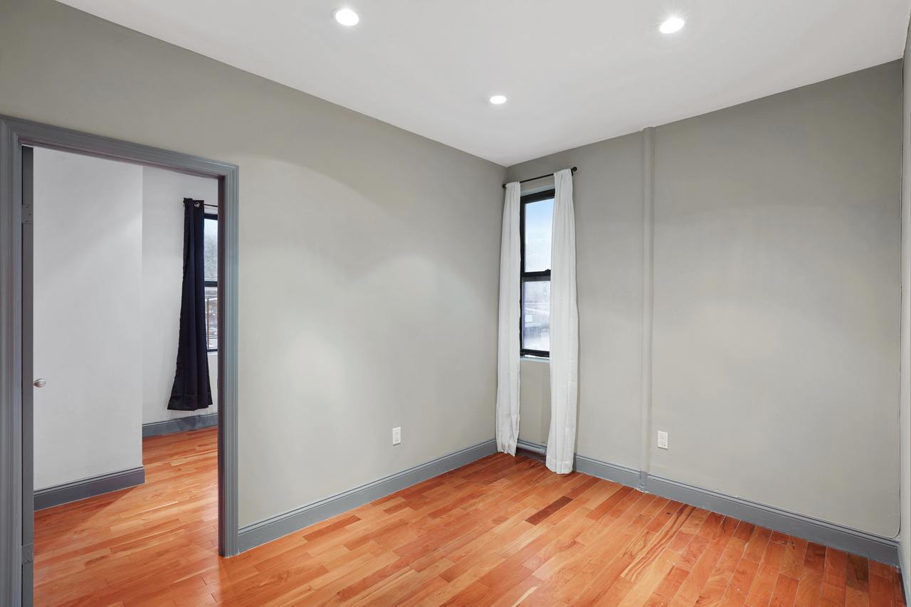 #554: East Village - 1 Bedroom (Queen) - 12