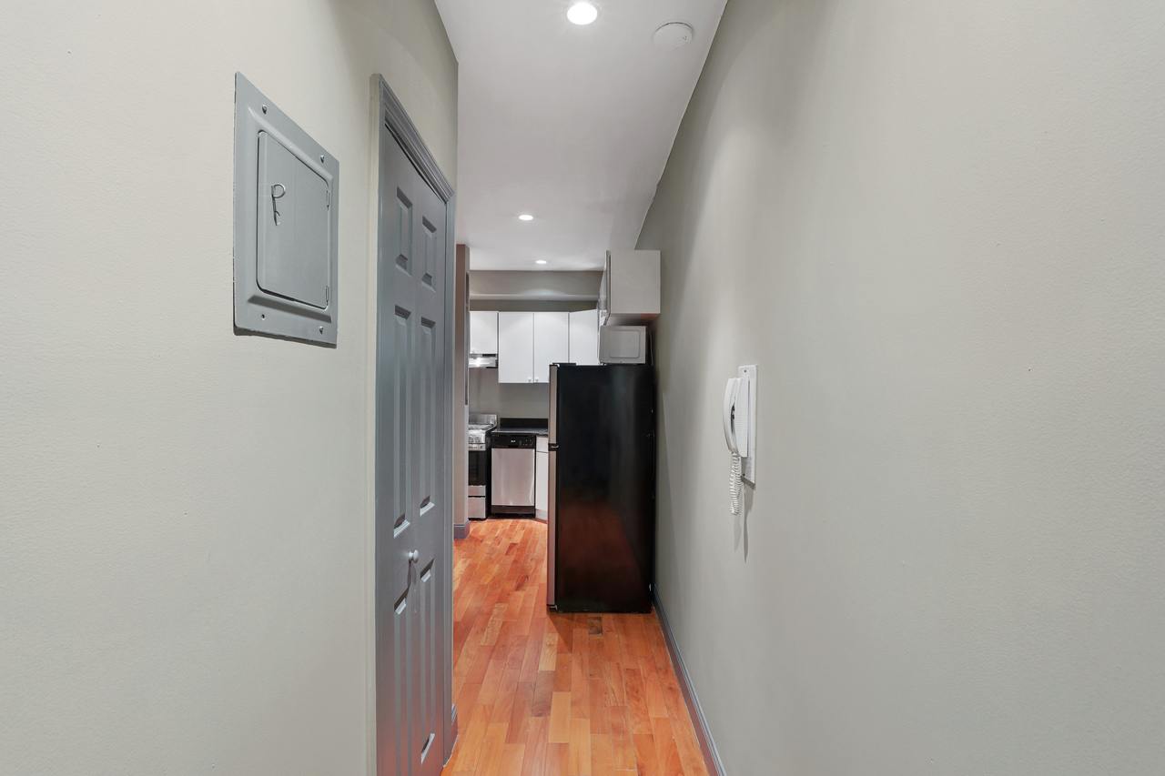 #554: East Village - 1 Bedroom (Queen) - 9