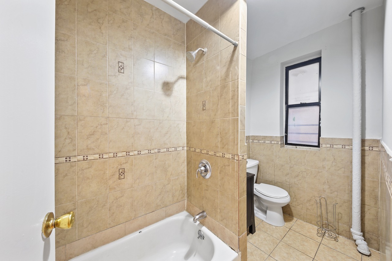  #599: Hamilton Heights - Queen Bedroom C  -  #599: Hamilton Heights  - Gallery -  14