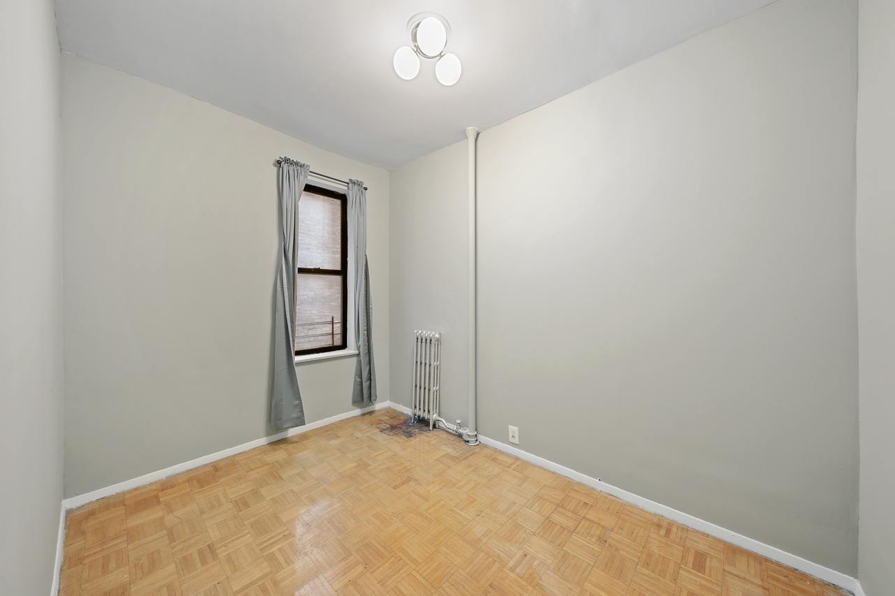  #599: Hamilton Heights - Queen Bedroom C  -  #599: Hamilton Heights  - Gallery -  3