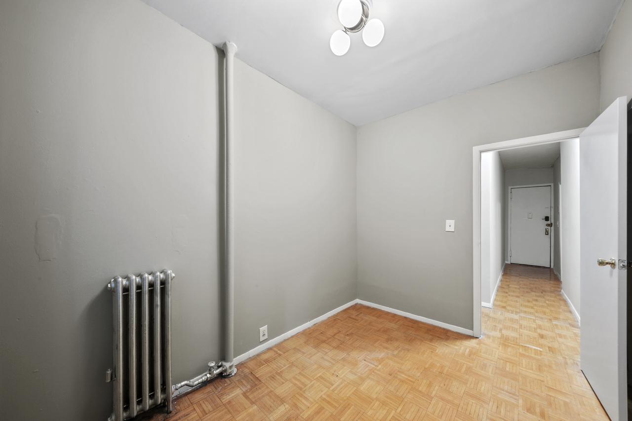  #599: Hamilton Heights - Queen Bedroom C  -  #599: Hamilton Heights  - Gallery -  4