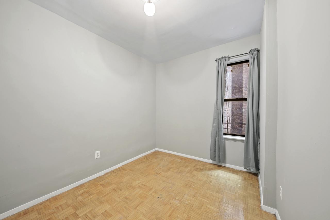  #599: Hamilton Heights - Queen Bedroom A  -  #599: Hamilton Heights  - Gallery -  3