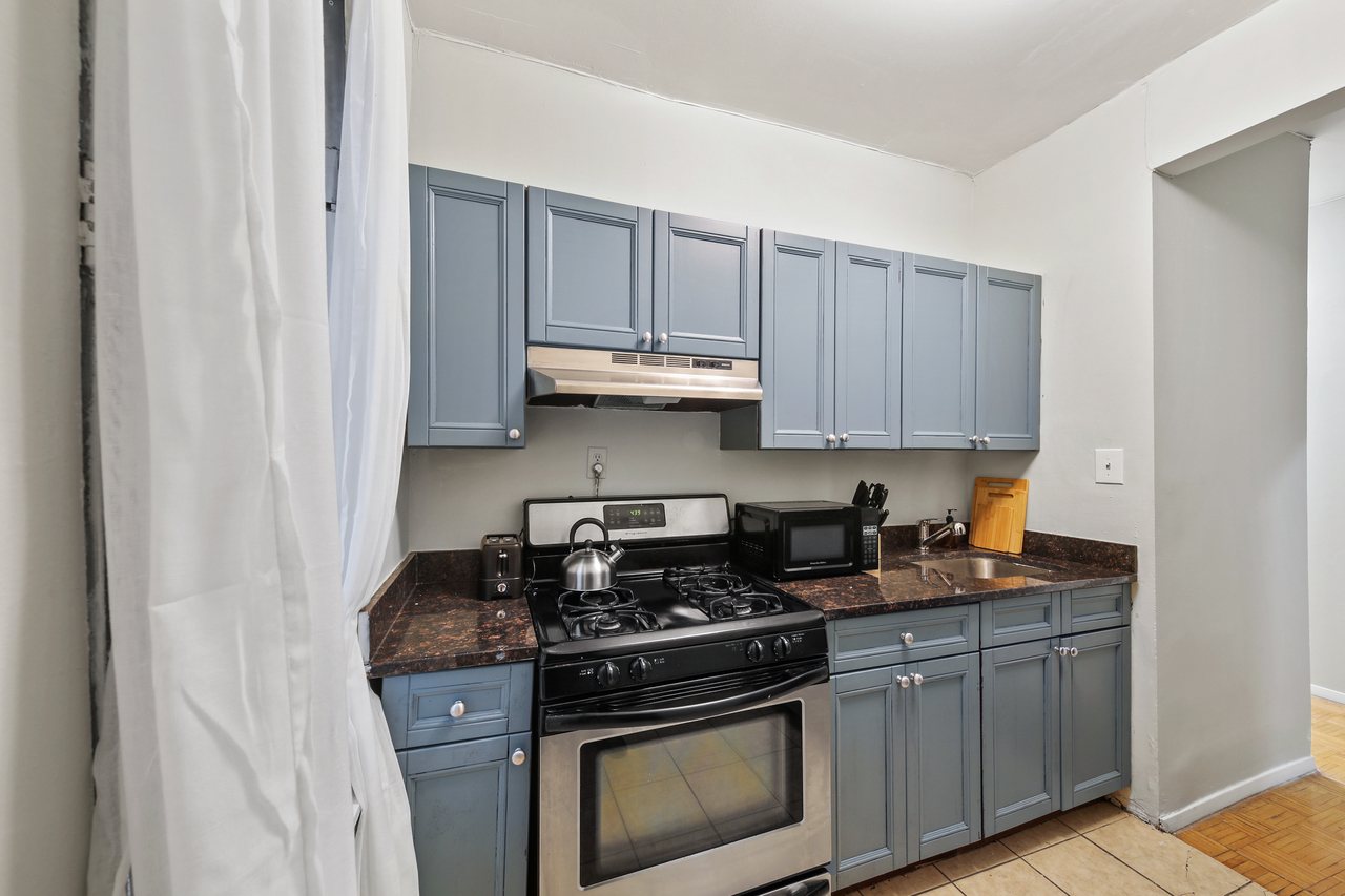  #599: Hamilton Heights - Queen Bedroom A  -  #599: Hamilton Heights  - Gallery -  10