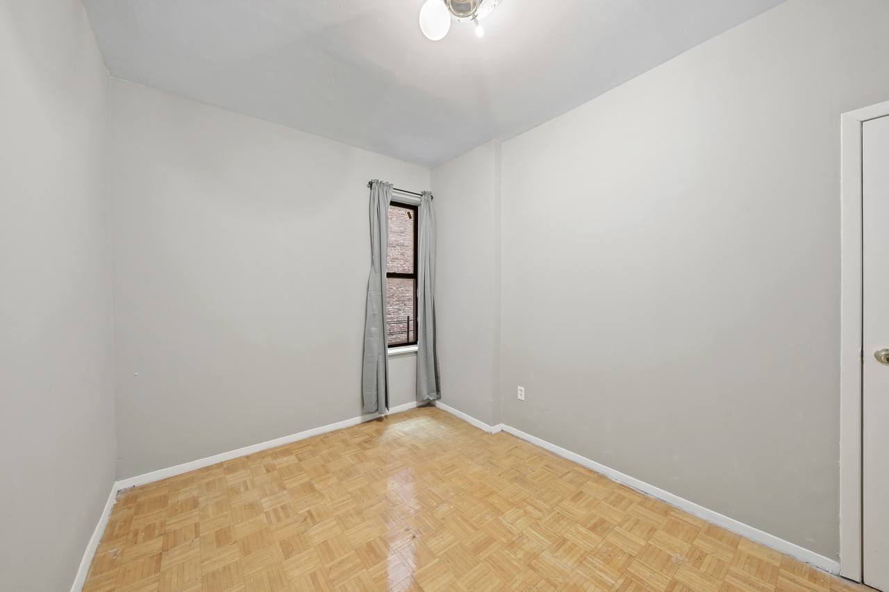  #599: Hamilton Heights - Queen Bedroom A  -  #599: Hamilton Heights  - Gallery -  4