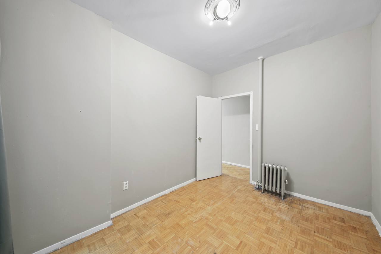  #599: Hamilton Heights - Queen Bedroom A  -  #599: Hamilton Heights  - Gallery -  5