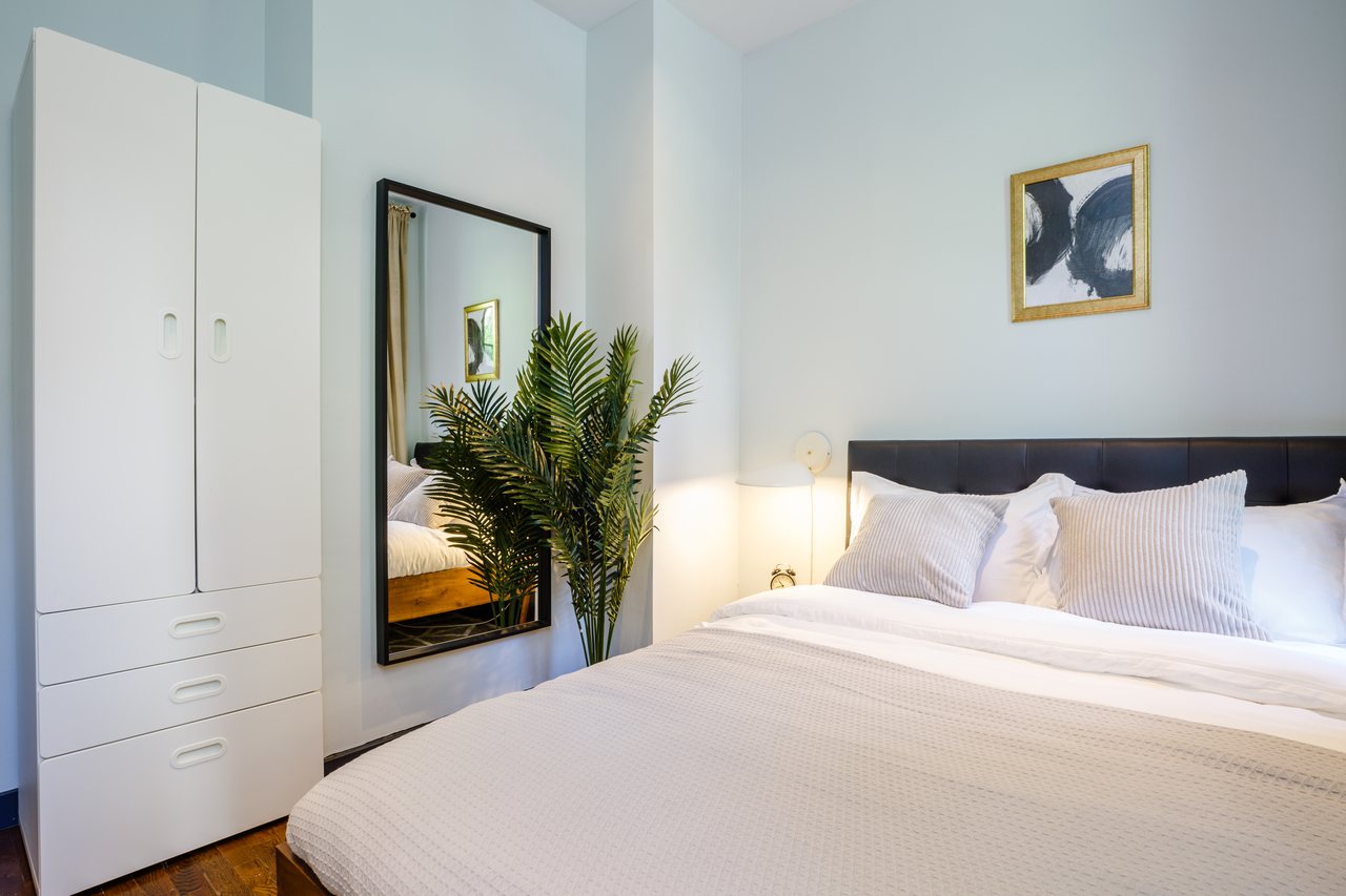 #157: Upper East Side - Queen Bedroom D - #157: Upper East Side - Gallery - 7