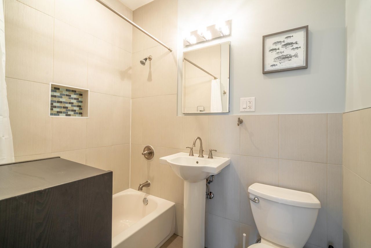  #1533: Central Harlem - 1 Bedroom (Queen)  -  #1533: Central Harlem  - Gallery -  2