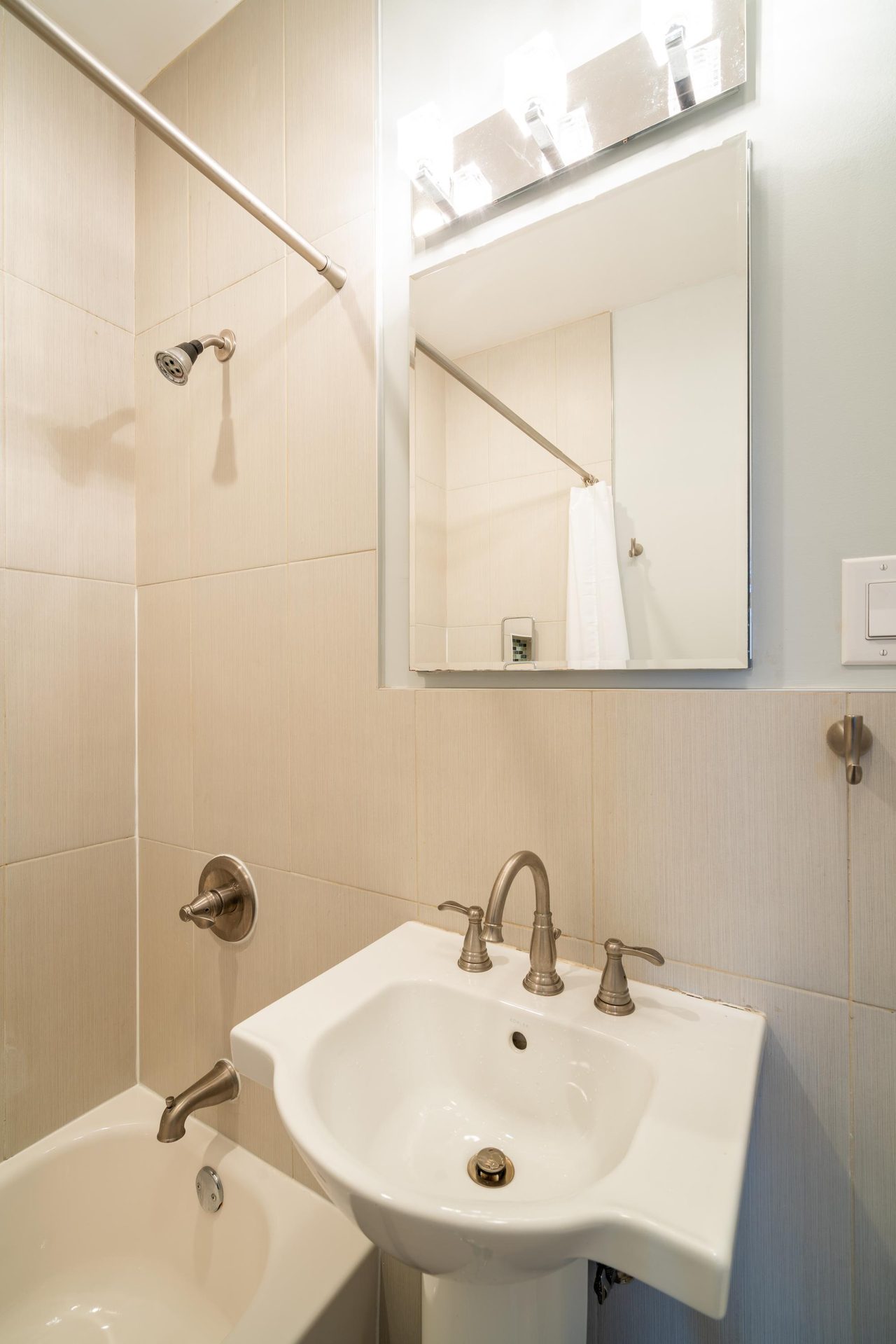#1533: Central Harlem - 1 Bedroom (Queen) - #1533: Central Harlem - Gallery - 9
