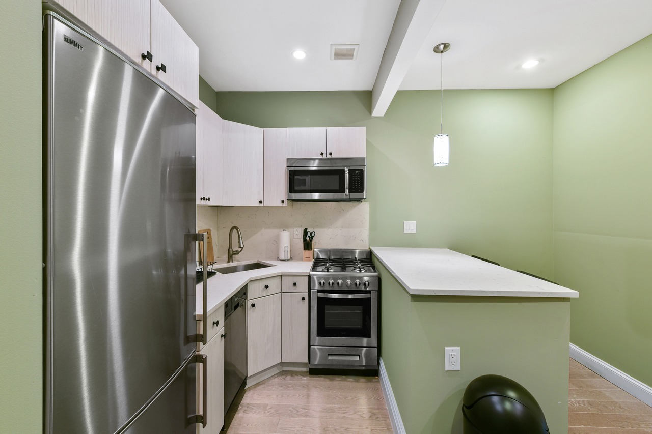  #553: East Village - Queen Bedroom A W/Private Bathroom  -  #553: East Village  - Gallery -  8