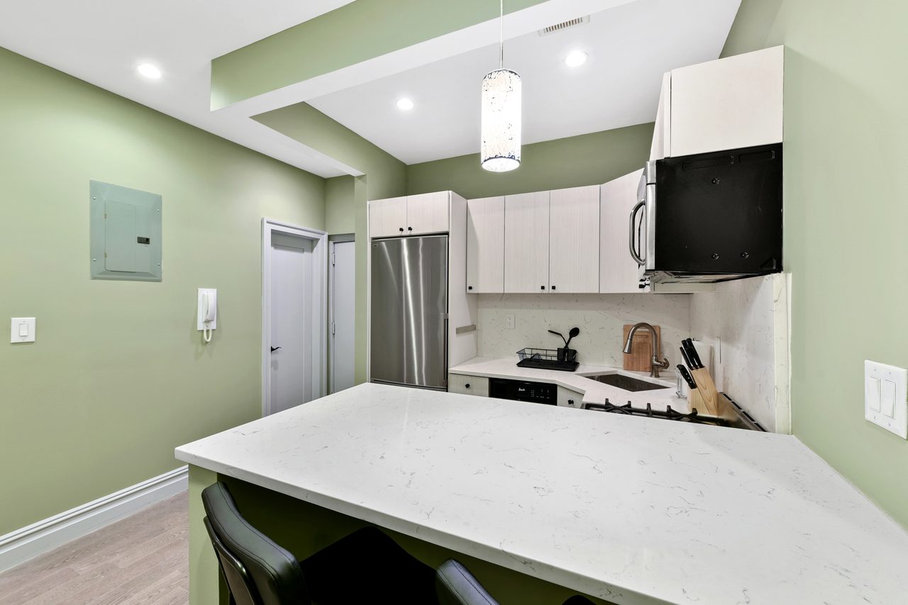  #553: East Village - Queen Bedroom A W/Private Bathroom  -  #553: East Village  - Gallery -  9