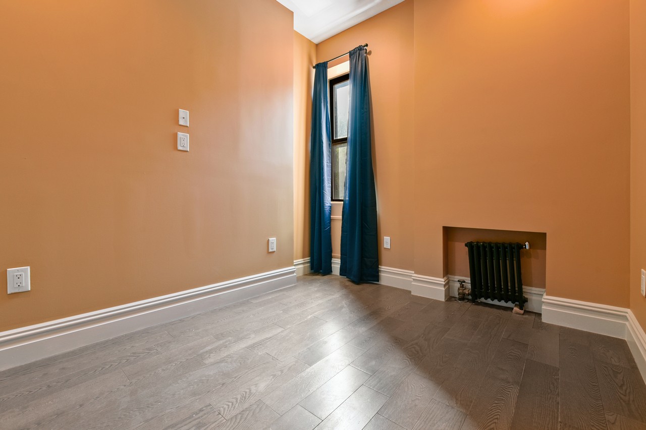 #553: East Village - Queen Bedroom B - 9