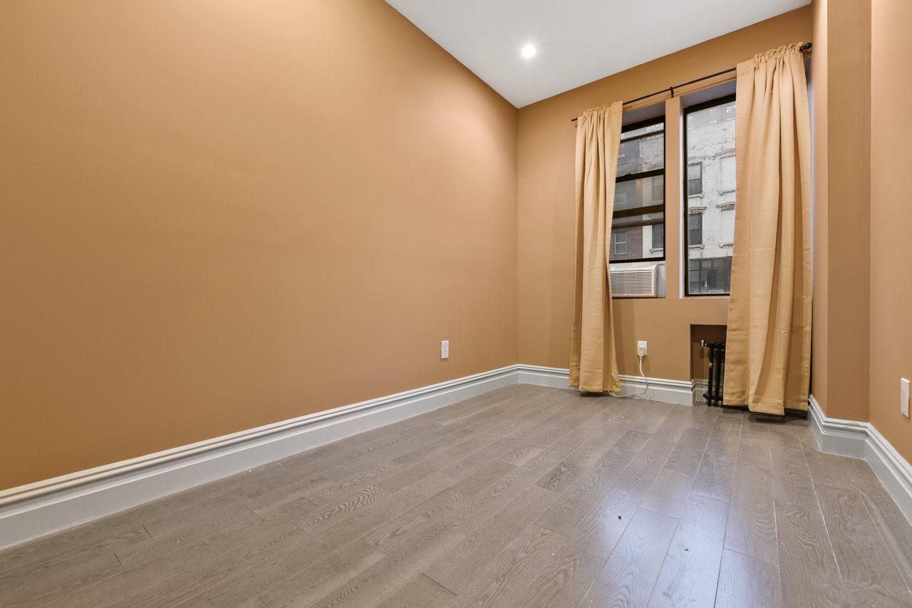 #553: East Village - Queen Bedroom C - 3
