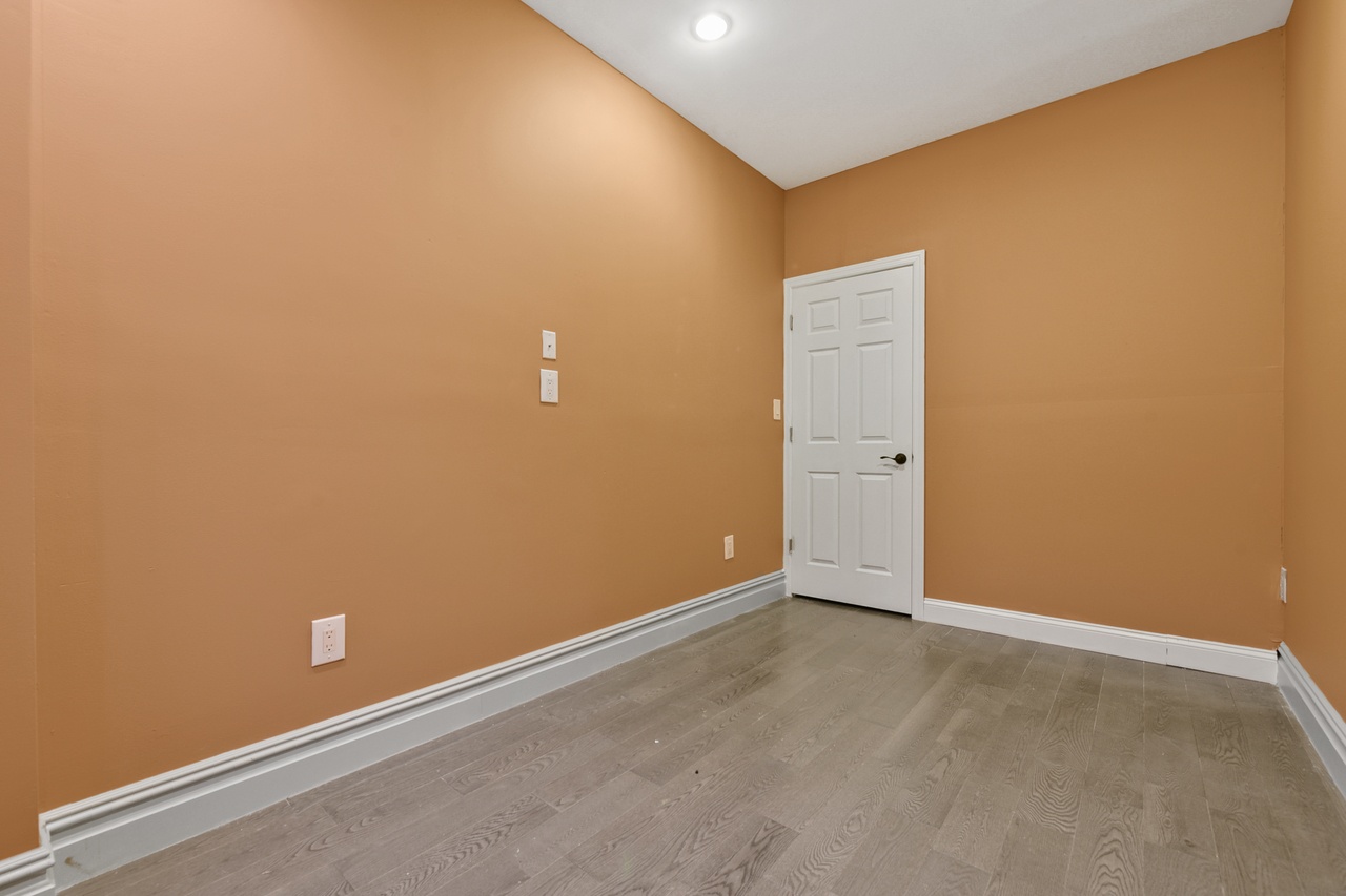  #553: East Village - Queen Bedroom C  -  #553: East Village  - Gallery -  4