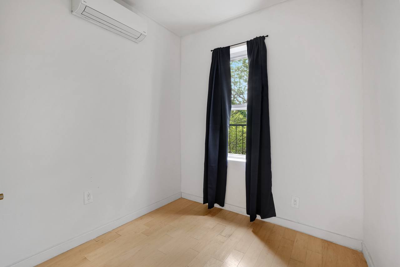 #425: Bedford-Stuyvesant - Twin Bedroom 3D - 16