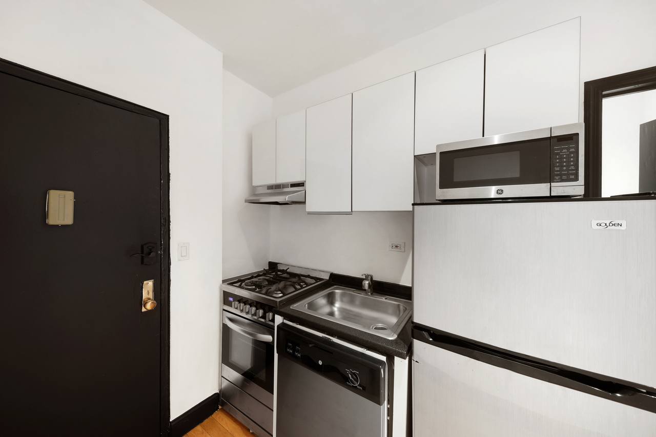 #717: East Village - 1 Bedroom (Queen) - #717: East Village - Gallery - 26